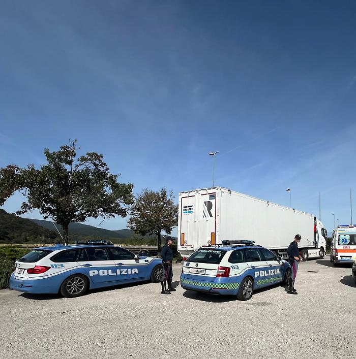 Grosseto, camionista in difficoltà tenta il suicidio: salvato da un'agente di Polizia