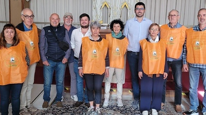 Il gruppo di volontari con le autorità in municipio a Follonica