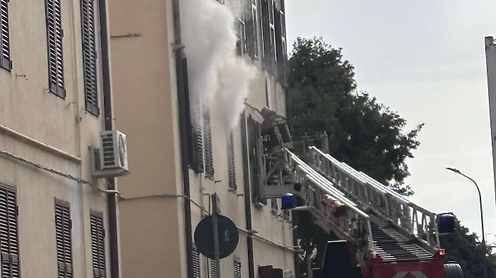 I Vigili del fuoco in azione in via Quarnaro
