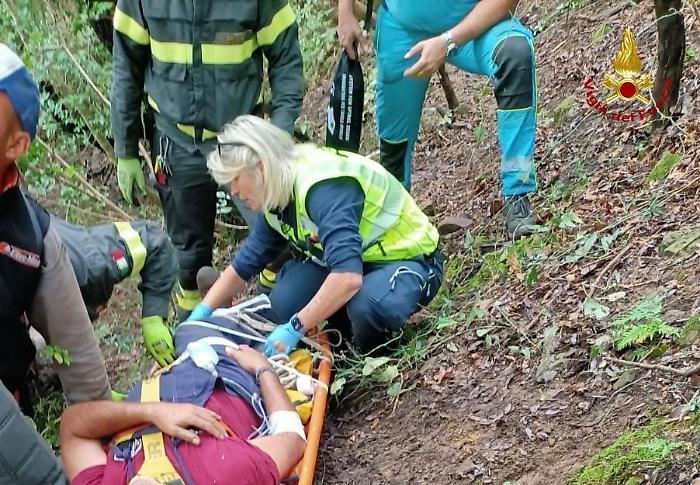 Magliano in Toscana, cade in dirupo e si ferisce ad una gamba, recuperato dai vigili del fuoco