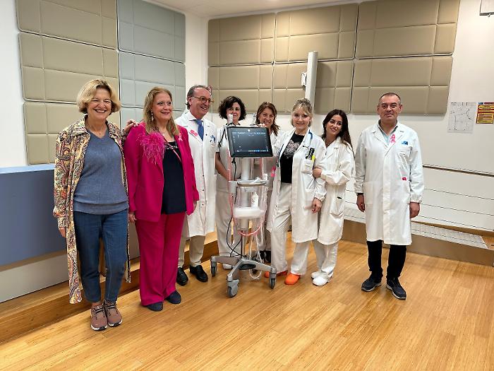 Grosseto, grazie a Insieme in Rosa l'ospedale Misericordia ha un nuovo ecografo portatile