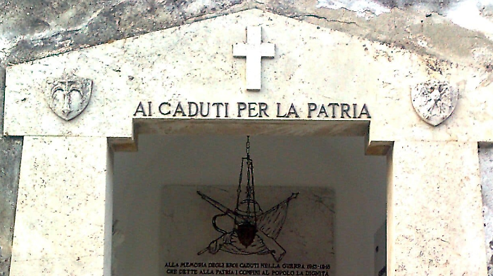 Grosseto, bruciato il tricolore del monumento ai Caduti a Batignano. Il sindaco: "Colpa di alcuni giovanotti brilli"