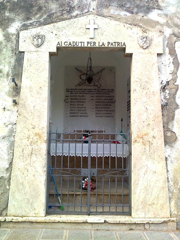 Grosseto, bruciato il tricolore ai Caduti di Batignano: forse dei ragazzi ubriachi dopo la sagra