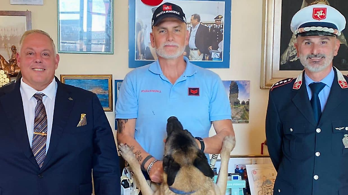  Il cane Destroy con l'operatore Rainaldi, il  sindaco Antonfrancesco Vivarelli Colonna e il comandante della Polizia municipale Alessio Pasquini