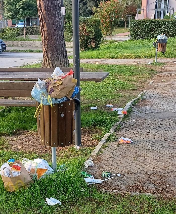 Grosseto, parco giochi nel degrado: i braccagnini furiosi non ci stanno e protestano