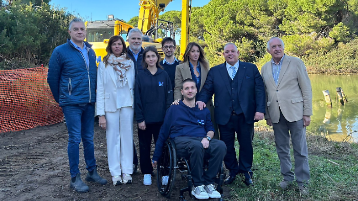Grosseto, nel canale San Rocco arriva la macchina che acchiappa i rifiuti. Stop all'inquinamento