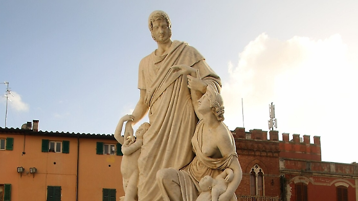 Il monumento a Canapone in Piazza Dante