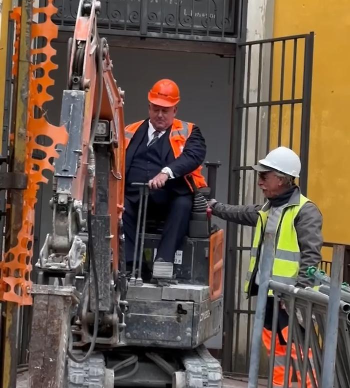 Grosseto, il sindaco Vivarelli Colonna su un escavatore ha dato il via ai lavori in via Saffi