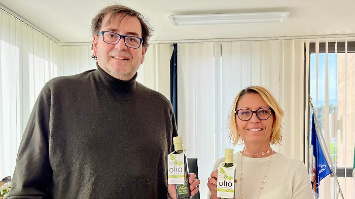 L'assaggio dell'olio con il sindaco Nappi