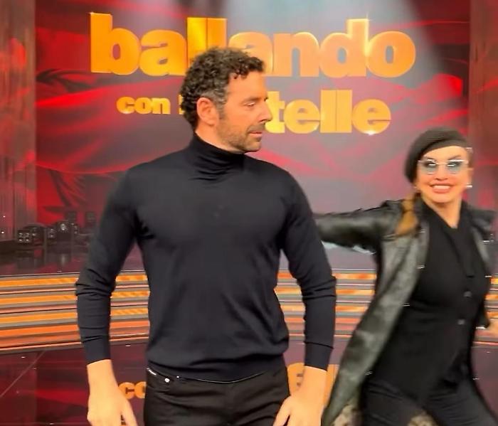 Ballando con le stelle stasera in tv sabato 23 novembre su Rai 1: ballerino per una notte, ospiti, anticipazioni e coppie in gara