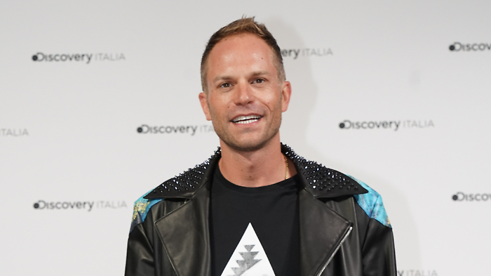 Chi &egrave; Simone Rugiati, lo chef televisivo denunciato per minacce: programmi, talent show, fidanzate e l'apertura del ristorante a Milano