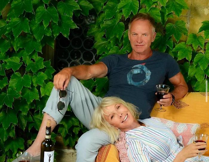 Sting e la vita in Toscana insieme la moglie Trudie: la tenuta Il Palagio, la passione per il vino e i concerti intimi 