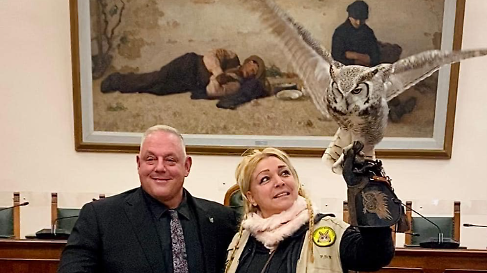 Grosseto, la falconiera e il gufo Horus: Daniela Serravalle riceve un premio prestigioso