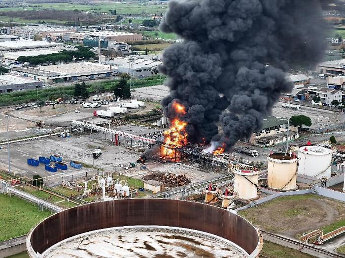 Esplosione allo stabilimento ENI di Calenzano: allertati tutti gli ospedali del territorio