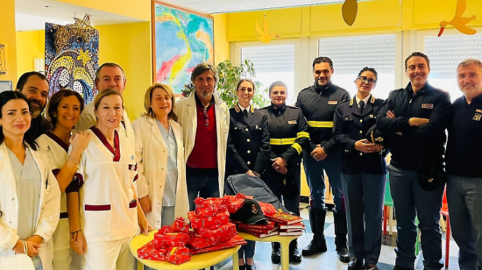 Grosseto, sorrisi e doni per i piccoli ricoverati in pediatria, grazie alla Polizia di Stato e Toys Center