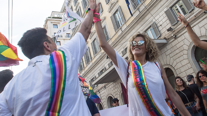 Eva Grimaldi, chi &egrave; la moglie Imma Battaglia: il presunto tradimento, l'attivismo politico e la storia d'amore con l'attrice 