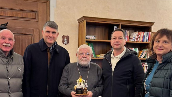 Grosseto, la statuina della casara tecnologica consegnata al Vescovo Giovanni Roncari