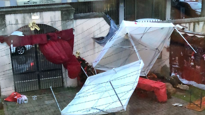 Follonica, il Villaggio di Babbo Natale distrutto dal vento forte della notte