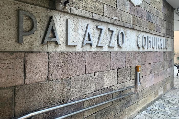Follonica, il centrosinistra: "Il sindaco si regala un portavoce per Natale"