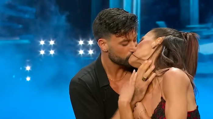 Bianca Guaccero e Giovanni Pernice, tutte le tappe del loro amore sbocciato a Ballando con le stelle: il bacio e le fughe romantiche