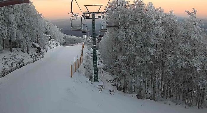 Monte Amiata, ancora neve nella notte: tutti a lavoro per aprire gli impianti