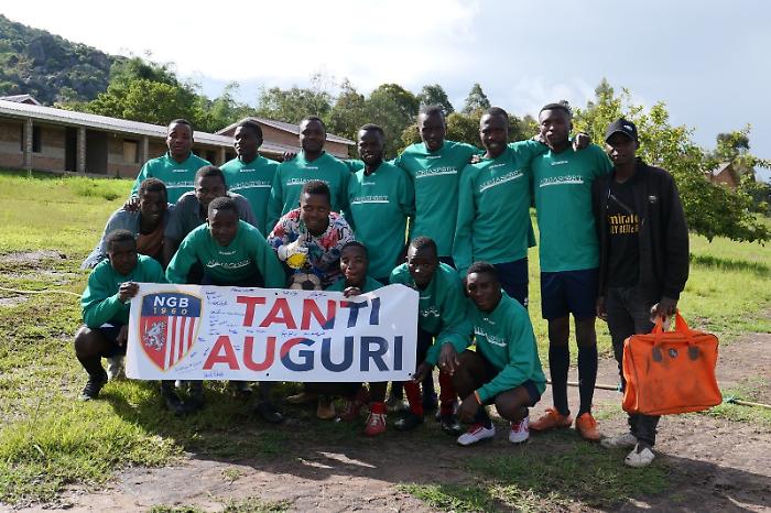 Grosseto, dalla Maremma in Tanzania: uno striscione, palloni e completi per giocare a calcio