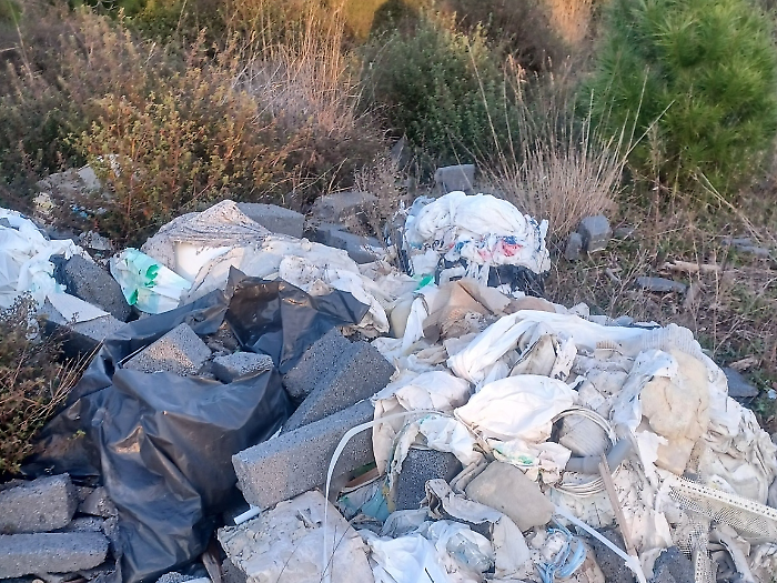 Montagne di rifiuti e un gommone abbandonato: è lo stato della pineta di Marina di Grosseto