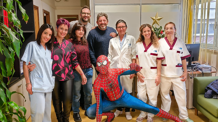 Grosseto, Spiderman arriva all'Ospedale Misericordia per salutare i bambini ricoverati