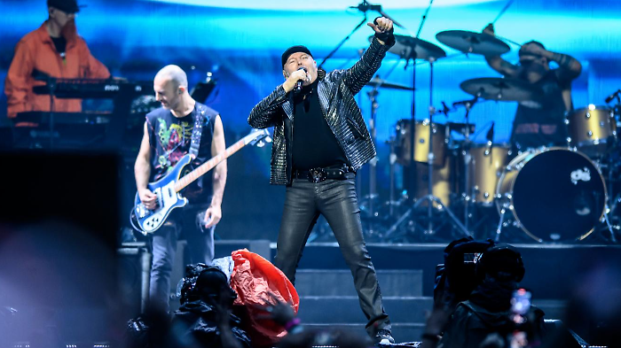 Vasco Rossi - I magnifici 7 stasera in tv sabato 28 dicembre su Canale 5: anticipazioni, ospiti e interviste del docufilm