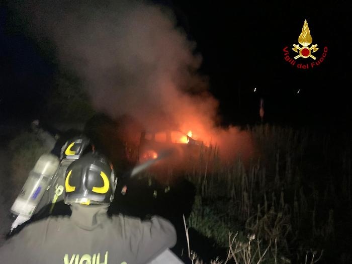 Magliano in toscana, si schianta con l'auto che s'incendia: intervengono i vigili del fuoco