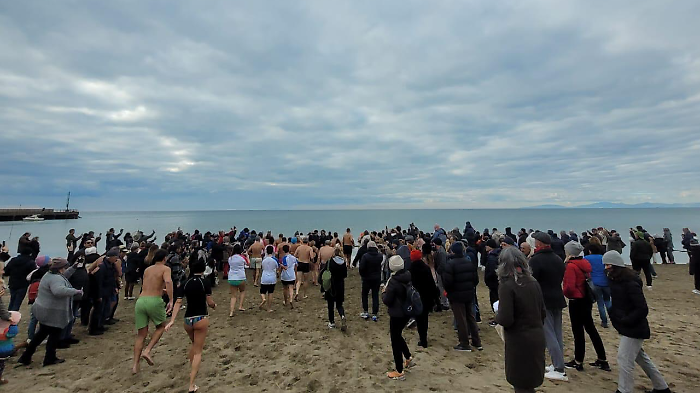 Primo tuffo dell'anno a Castiglione della Pescaia 