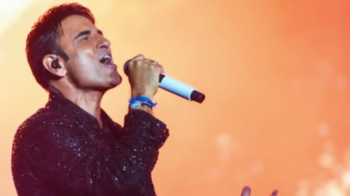 Sal da Vinci, chi &egrave; il cantante ospite a Verissimo: dal debutto musicale a sei anni, alla rinascita artistica grazie al brano Rossetto e Caff&egrave;