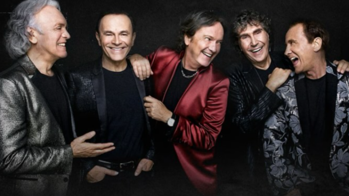 Pooh: Noi Amici X Sempre stasera in tv,  la storia del leggendario gruppo: gli esordi, la vittoria a Sanremo, la scomparsa di Stefano d'Orazio