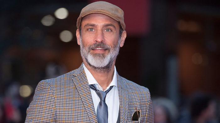 Raz Degan ospite di Francesca Fialdini a Da noi... a ruota libera, chi &egrave;: la vittoria all'isola dei famosi, l'amore con Paola Barale e i tradimenti 