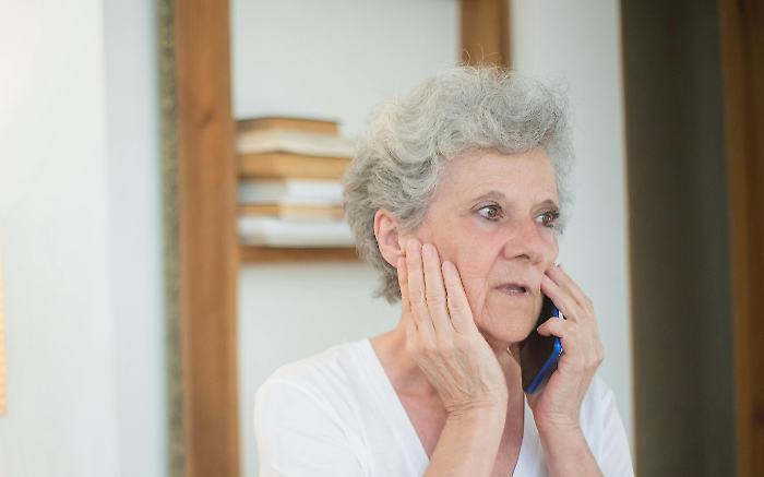 anziana al telefono truffa