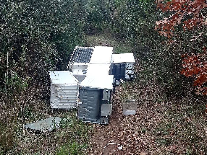 Massa Marittima, dieci frigoriferi abbandonati vicino al Lago dell'Accesa: l'ira dei cittadini