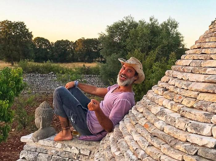 Raz Degan, dall'infanzia nel Kibbutz in Israele alla vita nel trullo in Puglia insieme alla fidanzata Cindy Stuart 