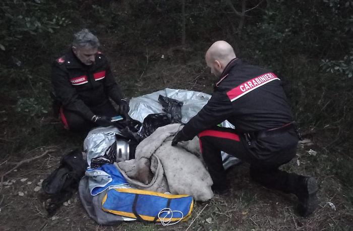 Orbetello, Carabinieri smantellano un punto di spaccio all'interno della pineta di Giannella
