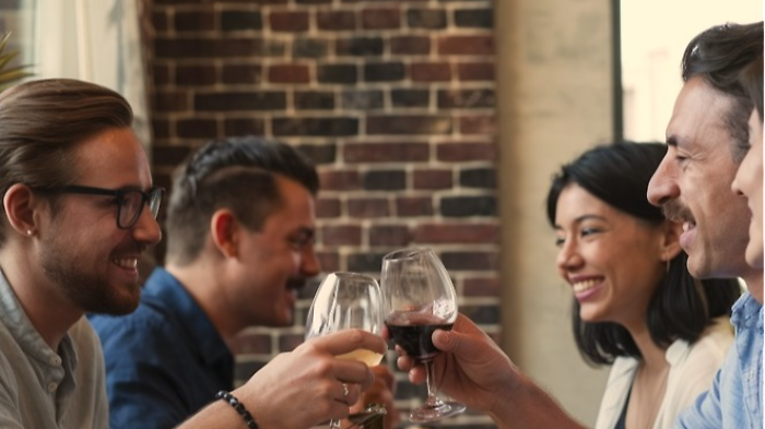 Arezzo, al ristorante si bevono meno vino a alcolici per paura del nuovo codice della strada