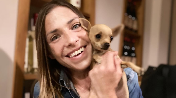 Loredana Errore, chi &egrave; la cantante di Ora e mai pi&ugrave;: dal successo ad Amici al grave incidente che ha frenato la sua carriera