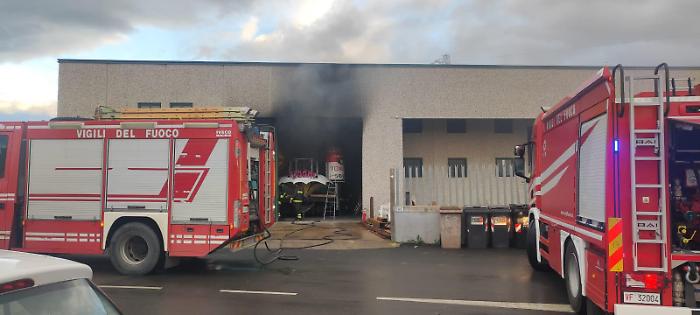 Follonica, scoppia un incendio in uno dei capannoni del carnevale: situazione sotto controllo