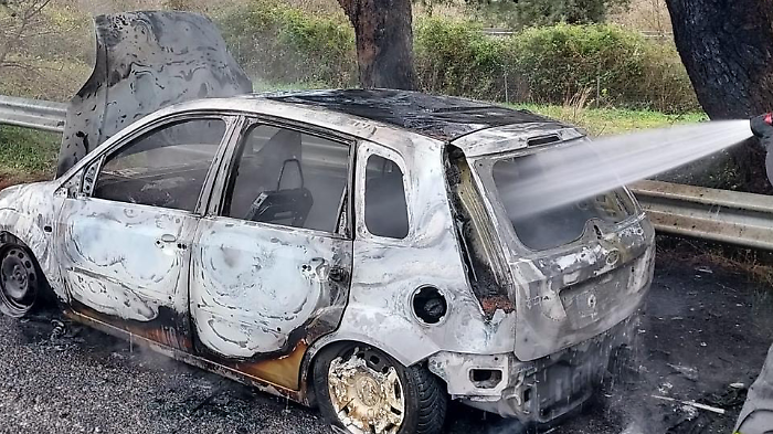 Macchina incendiata 
