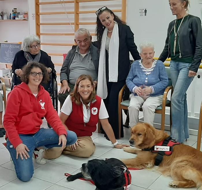 Manciano, i cani di Dog4life in visita agli anziani della casa di riposo: riparte il progetto Argo