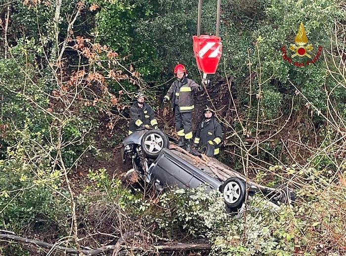 Massa Marittima, 63enne finisce in una scarpata con l'auto: estratto dai vigili del fuoco