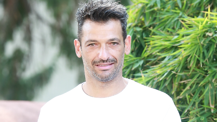 Pago tra i protagonisti di Ora o mai pi&ugrave;, chi &egrave;:  il successo con Parlo di te, la fine del matrimonio con Miriana Trevisan e l'amore per Serena Enardu 