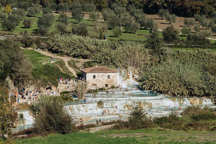 Saturnia, chiusa per due mesi l'area di sosta alle Cascate del Mulino 