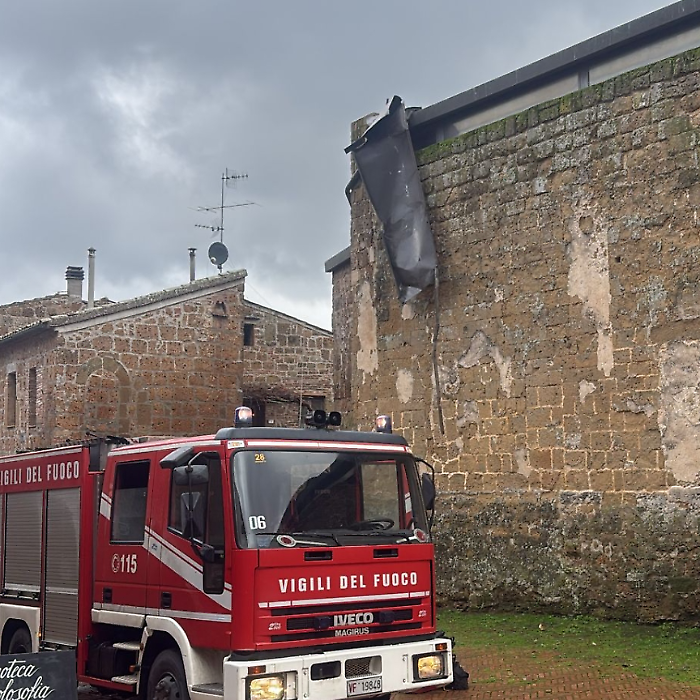 Sorano, il forte vento fa staccare il tetto del museo di Sovana