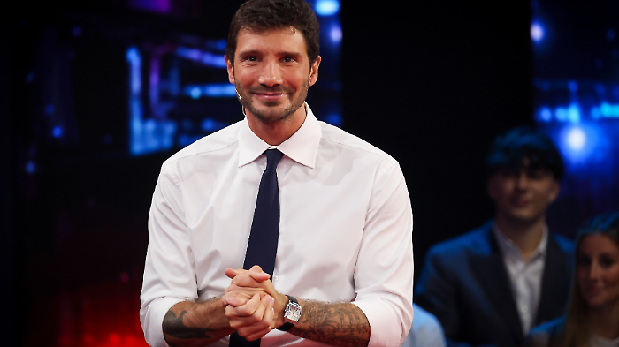 Stefano de Martino torna su Rai 2 con Stasera tutto &egrave; possibile: tutti gli amori, veri o presunti, del ballerino e conduttore napoletano