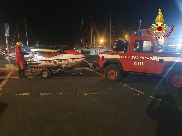 Castiglione della Pescaia, ricerche dei vigili del fuoco questa notte per una barca a vela che potrebbe essere dispersa