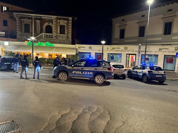 Grosseto, ancora controlli in città: 17 cittadini stranieri espulsi in un mese e 3 coltelli sequestrati